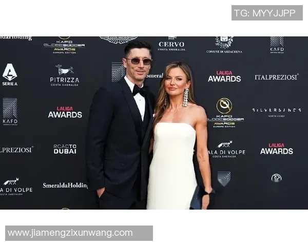 足球明星的妻子在派对上翩翩起舞展现优雅魅力引发热议 足球明星的妻子在派对上翩翩起舞展现优雅魅力引发热议