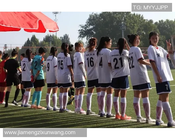 足球明星背影展现女性魅力与运动激情的完美结合 足球明星背影展现女性魅力与运动激情的完美结合